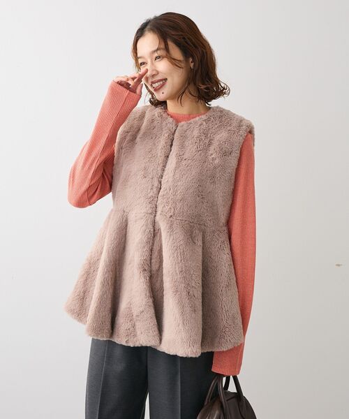 ELENCARE DUE（エレンカーレデュエ）の「・ELENCARE DUE ペプラムフェイクファーベスト（ベスト・レディース・チャコールグレー/アイボリー/モカ・FREE）」の9枚目の写真