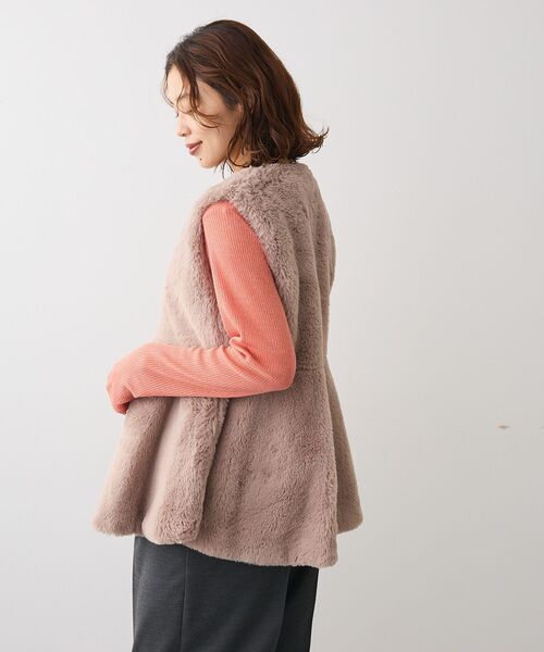 ELENCARE DUE（エレンカーレデュエ）の「・ELENCARE DUE ペプラムフェイクファーベスト（ベスト・レディース・チャコールグレー/アイボリー/モカ・FREE）」の10枚目の写真