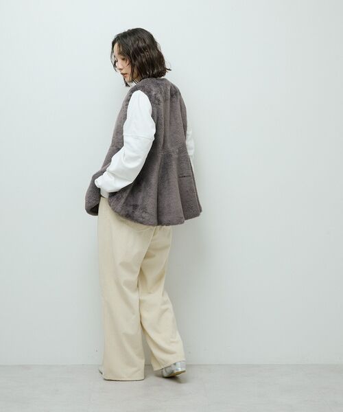 ELENCARE DUE（エレンカーレデュエ）の「・ELENCARE DUE ペプラムフェイクファーベスト（ベスト・レディース・チャコールグレー/アイボリー/モカ・FREE）」の18枚目の写真