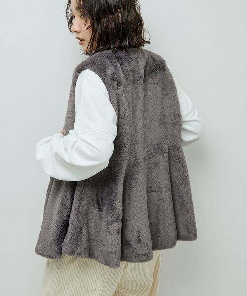 ELENCARE DUE（エレンカーレデュエ）の「・ELENCARE DUE ペプラムフェイクファーベスト（ベスト・レディース・チャコールグレー/アイボリー/モカ・FREE）」の21枚目の写真