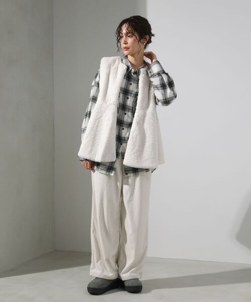 ELENCARE DUE（エレンカーレデュエ）の「・ELENCARE DUE ペプラムフェイクファーベスト（ベスト・レディース・チャコールグレー/アイボリー/モカ・FREE）」の22枚目の写真