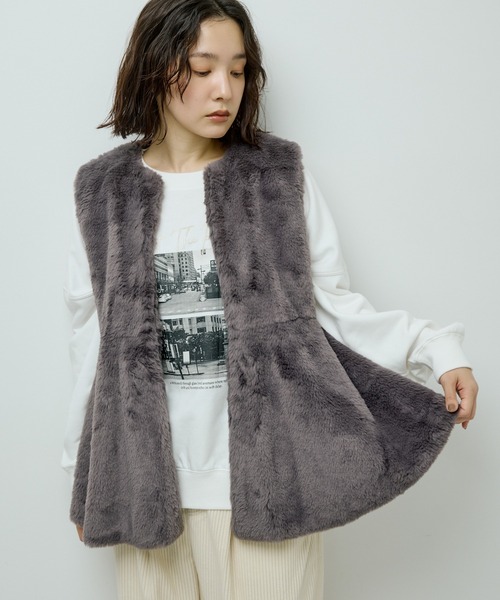 ELENCARE DUE（エレンカーレデュエ）の「・ELENCARE DUE ペプラムフェイクファーベスト（ベスト・レディース・チャコールグレー/アイボリー/モカ・FREE）」の3枚目の写真