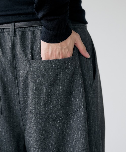 Adoon plain（アドーンプレーン）の「2-Tuck Wide Pinstripe Slacks / 2タックワイドピンストライプスラックス（スラックス・メンズ・チャコールグレー/ブラック・MEDIUM/SMALL/LARGE）」の18枚目の写真