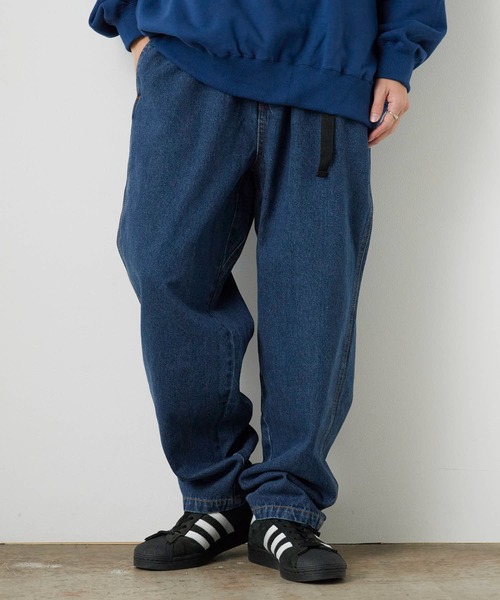 ROOPTOKYO(ループトウキョウ)の「ウェビングベルト付き バルーン ワイドデニムパンツ(デニムパンツ・メンズ・ブルー・M/L/XL)」の1枚目の写真