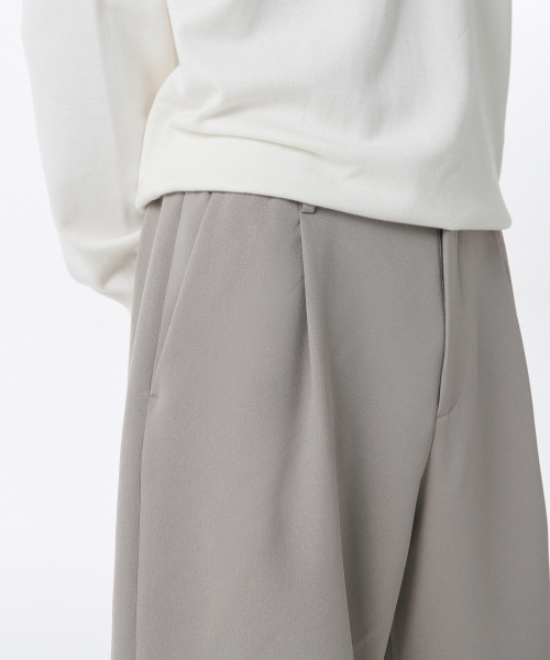 MUSINSA STANDARD（ムシンサスタンダード）の「クレープワンタックワイドバンディングショーツ[ライトウォームグレー]（その他パンツ・メンズ・その他・30/26/28/40/38/42/36/34/32）」の4枚目の写真