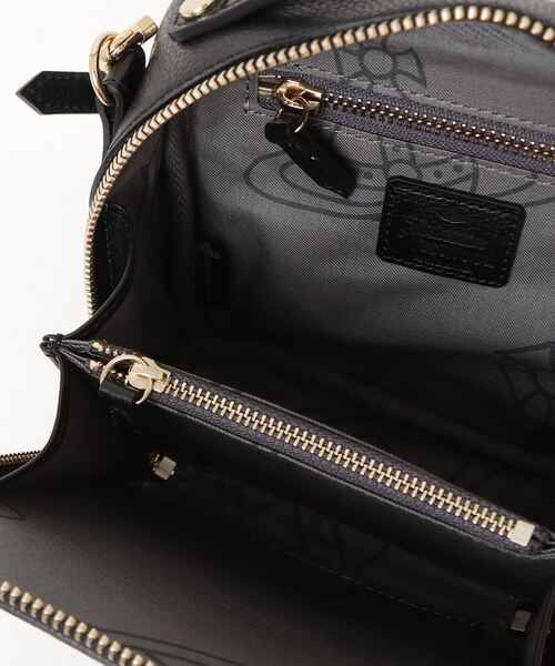 EXECUTIVE LEATHER SQUARE CROSSBODY（ショルダーバッグ）｜Vivienne