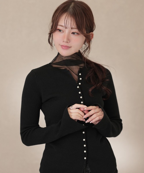Lace Ladies(レースレディース)の「ハイネック シアー パールボタン ドッキング リブ ニット トップス(ニット/セーター・レディース・アイボリー/ブラック/グレイッシュベージュ/ラベンダー・FREE)」の2枚目の写真