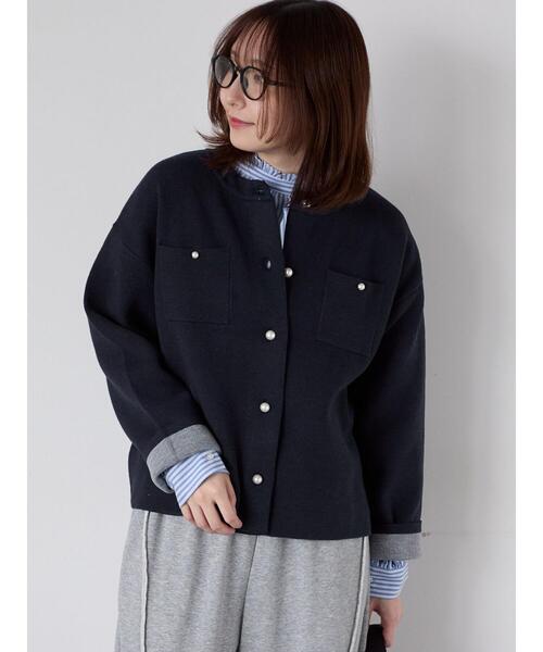 Te chichi TERRASSE(テチチテラス)の「パール釦バイカラーニットカーディガン(カーディガン/ボレロ・レディース・ネイビー/ベージュ/オフホワイト/グレー・F)」の4枚目の写真