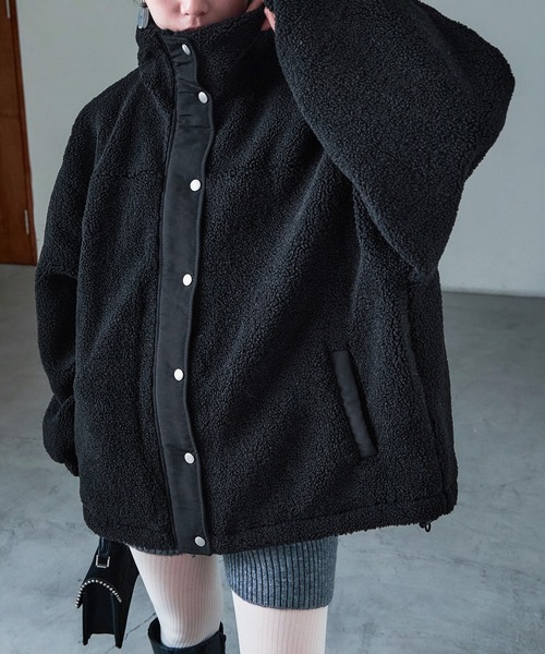 Fashion Letter(ファッションレター)の「スタンドカラー オーバーサイズ ボアブルゾン(ダウンジャケット/コート・レディース・アイボリー/ブラック/モカ・M)」の2枚目の写真