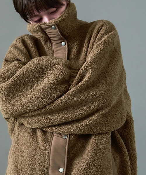 Fashion Letter(ファッションレター)の「スタンドカラー オーバーサイズ ボアブルゾン(ダウンジャケット/コート・レディース・アイボリー/ブラック/モカ・M)」の7枚目の写真