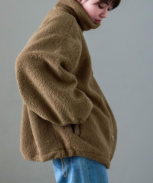 Fashion Letter(ファッションレター)の「スタンドカラー オーバーサイズ ボアブルゾン(ダウンジャケット/コート・レディース・アイボリー/ブラック/モカ・M)」の10枚目の写真