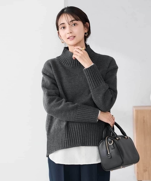 a.v.v（アーヴェヴェ）の「【WEB限定】クロップドバックスリットニット（ニット/セーター・レディース・クリーム/ブルー/チャコールグレー/アイボリー/レッド・36/40/38/42）」の3枚目の写真