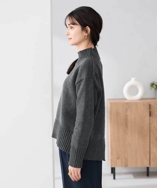 a.v.v（アーヴェヴェ）の「【WEB限定】クロップドバックスリットニット（ニット/セーター・レディース・クリーム/ブルー/チャコールグレー/アイボリー/レッド・36/40/38/42）」の19枚目の写真