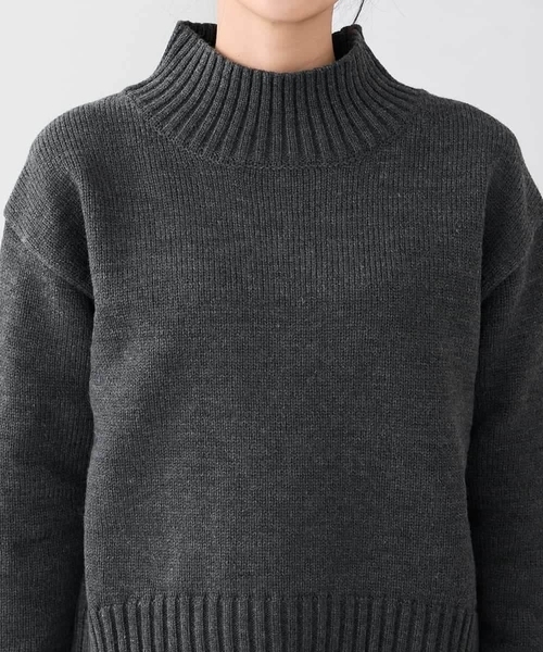 a.v.v（アーヴェヴェ）の「【WEB限定】クロップドバックスリットニット（ニット/セーター・レディース・クリーム/ブルー/チャコールグレー/アイボリー/レッド・36/40/38/42）」の9枚目の写真