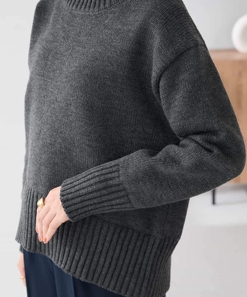 a.v.v（アーヴェヴェ）の「【WEB限定】クロップドバックスリットニット（ニット/セーター・レディース・クリーム/ブルー/チャコールグレー/アイボリー/レッド・36/40/38/42）」の10枚目の写真