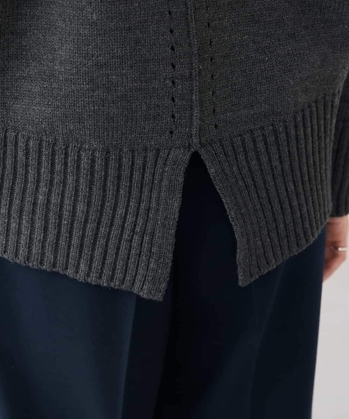 a.v.v（アーヴェヴェ）の「【WEB限定】クロップドバックスリットニット（ニット/セーター・レディース・クリーム/ブルー/チャコールグレー/アイボリー/レッド・36/40/38/42）」の12枚目の写真