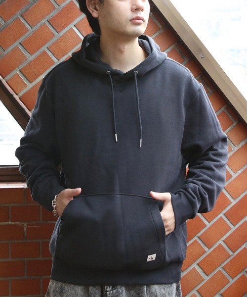 Calvin Klein(カルバン・クライン)の「Calvin Klein ワンポイント裏起毛パーカー(パーカー・メンズ・ブラック・X-LARGE/MEDIUM/LARGE)」の11枚目の写真