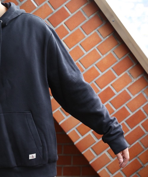Calvin Klein(カルバン・クライン)の「Calvin Klein ワンポイント裏起毛パーカー(パーカー・メンズ・ブラック・X-LARGE/MEDIUM/LARGE)」の8枚目の写真