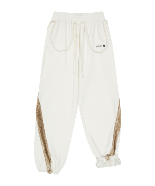 OJOS(オホス)の「Side Fur Trim Sweatpants / Ivory(スウェットパンツ・レディース・その他・1/2/3)」の4枚目の写真
