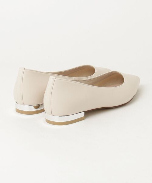 artemis by DIANA（アルテミスバイダイアナ）の「メタリックヒール　ポインテッドトゥフラットシューズ（パンプス・レディース・ブラック/アイボリー/ダークベージュ・22.0cm/22.5cm/23.0cm/23.5cm/24.0cm/24.5cm/25.0cm）」の4枚目の写真