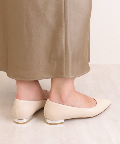 artemis by DIANA（アルテミスバイダイアナ）の「メタリックヒール　ポインテッドトゥフラットシューズ（パンプス・レディース・ブラック/アイボリー/ダークベージュ・22.0cm/22.5cm/23.0cm/23.5cm/24.0cm/24.5cm/25.0cm）」の2枚目の写真