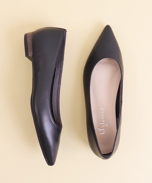 artemis by DIANA（アルテミスバイダイアナ）の「メタリックヒール　ポインテッドトゥフラットシューズ（パンプス・レディース・ブラック/アイボリー/ダークベージュ・22.0cm/22.5cm/23.0cm/23.5cm/24.0cm/24.5cm/25.0cm）」の3枚目の写真