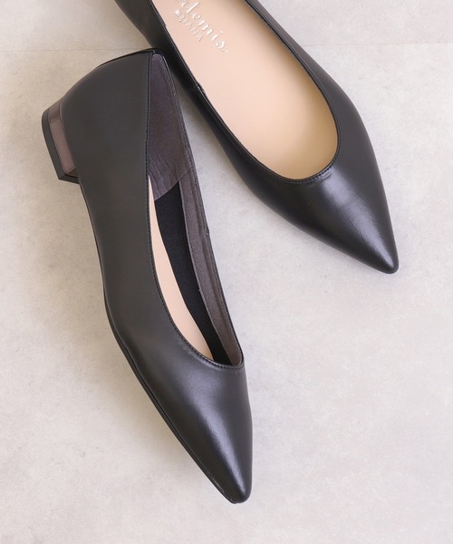 artemis by DIANA（アルテミスバイダイアナ）の「メタリックヒール　ポインテッドトゥフラットシューズ（パンプス・レディース・ブラック/アイボリー/ダークベージュ・22.0cm/22.5cm/23.0cm/23.5cm/24.0cm/24.5cm/25.0cm）」の9枚目の写真