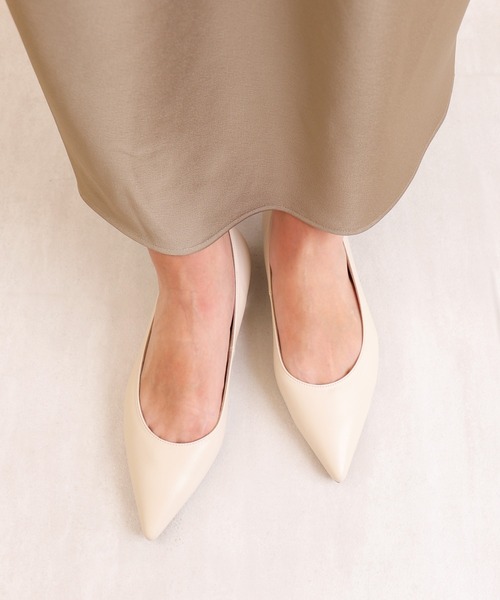 artemis by DIANA（アルテミスバイダイアナ）の「メタリックヒール　ポインテッドトゥフラットシューズ（パンプス・レディース・ブラック/アイボリー/ダークベージュ・22.0cm/22.5cm/23.0cm/23.5cm/24.0cm/24.5cm/25.0cm）」の21枚目の写真