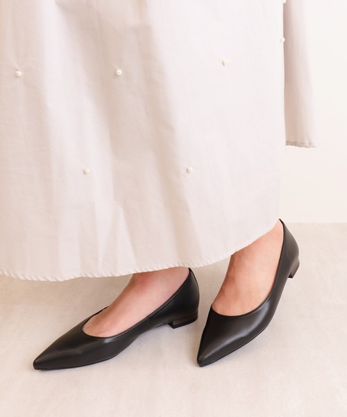 artemis by DIANA（アルテミスバイダイアナ）の「メタリックヒール　ポインテッドトゥフラットシューズ（パンプス・レディース・ブラック/アイボリー/ダークベージュ・22.0cm/22.5cm/23.0cm/23.5cm/24.0cm/24.5cm/25.0cm）」の16枚目の写真