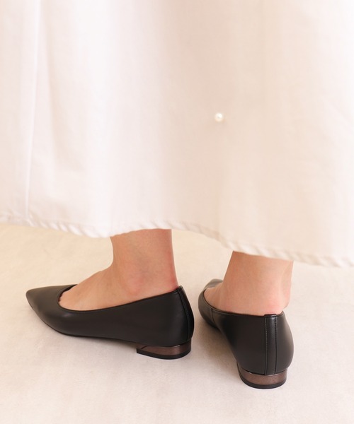 artemis by DIANA（アルテミスバイダイアナ）の「メタリックヒール　ポインテッドトゥフラットシューズ（パンプス・レディース・ブラック/アイボリー/ダークベージュ・22.0cm/22.5cm/23.0cm/23.5cm/24.0cm/24.5cm/25.0cm）」の17枚目の写真