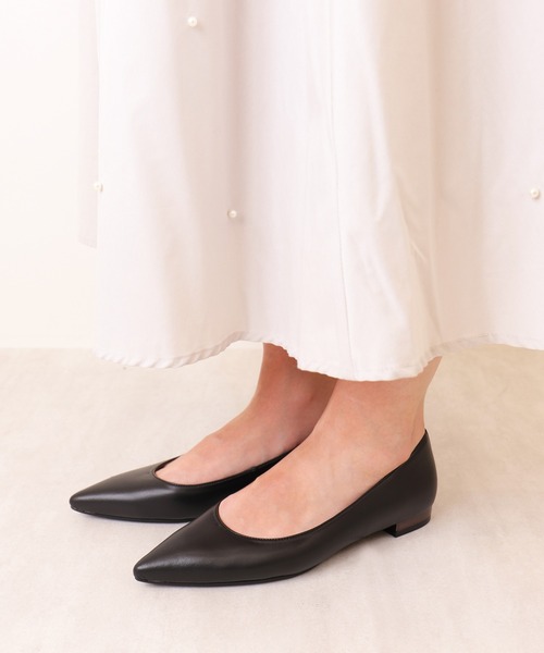 artemis by DIANA（アルテミスバイダイアナ）の「メタリックヒール　ポインテッドトゥフラットシューズ（パンプス・レディース・ブラック/アイボリー/ダークベージュ・22.0cm/22.5cm/23.0cm/23.5cm/24.0cm/24.5cm/25.0cm）」の19枚目の写真