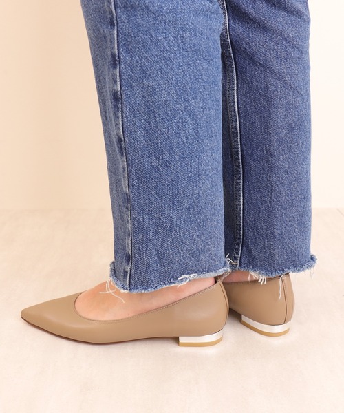 artemis by DIANA（アルテミスバイダイアナ）の「メタリックヒール　ポインテッドトゥフラットシューズ（パンプス・レディース・ブラック/アイボリー/ダークベージュ・22.0cm/22.5cm/23.0cm/23.5cm/24.0cm/24.5cm/25.0cm）」の14枚目の写真