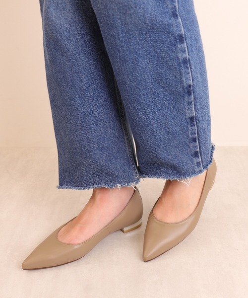 artemis by DIANA（アルテミスバイダイアナ）の「メタリックヒール　ポインテッドトゥフラットシューズ（パンプス・レディース・ブラック/アイボリー/ダークベージュ・22.0cm/22.5cm/23.0cm/23.5cm/24.0cm/24.5cm/25.0cm）」の13枚目の写真