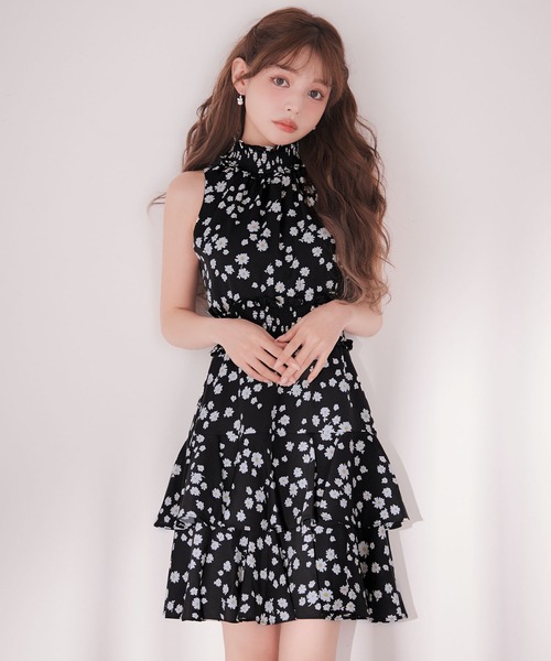 sugar nine(シュガーナイン)の「【ワンピース】フラワープリントフレアワンピース(ワンピース・レディース・ロイヤルブルー/レッド/ブラック×ホワイト/ホワイト・SMALL/X-SMALL/MEDIUM)」の3枚目の写真