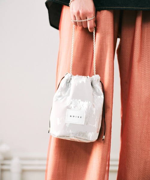 NOISE MAKER(ノイズメーカー)の「2WAYドローストリングバッグ(ショルダーバッグ・レディース・ブラック系その他/シルバー系その他・FREE)」の2枚目の写真