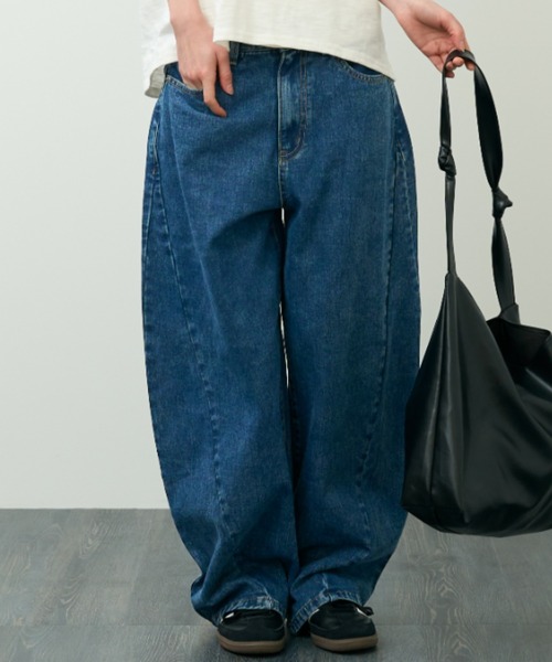 A.D.C.L.（エーディーシーエル）の「デニム ボリュームカーブパンツ（デニムパンツ・レディース・ネイビー/サックスブルー・M/L）」の2枚目の写真