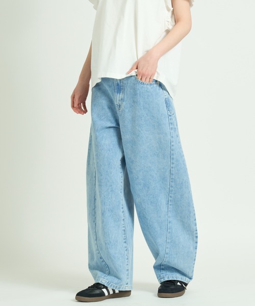 A.D.C.L.（エーディーシーエル）の「デニム ボリュームカーブパンツ（デニムパンツ・レディース・ネイビー/サックスブルー・M/L）」の4枚目の写真