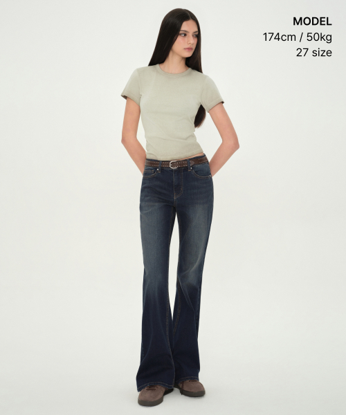 MUSINSA STANDARD WOMAN（ムシンサスタンダードウーマン）の「ウィメンズ ローライズスリムフレアデニムパンツ [ダークブルー]（デニムパンツ・レディース・その他・30/24/25/26/27/28/29）」の2枚目の写真