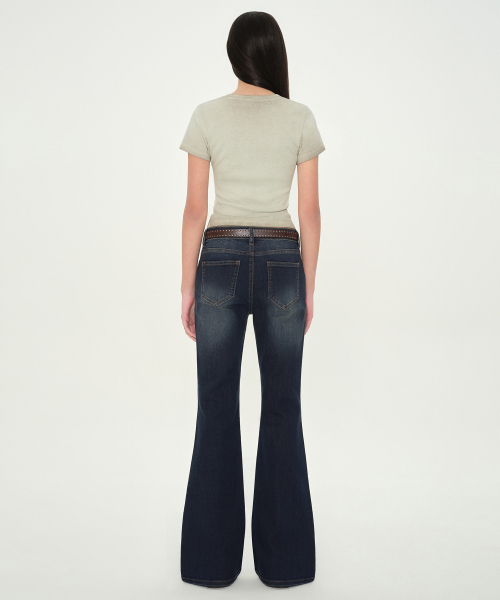 MUSINSA STANDARD WOMAN（ムシンサスタンダードウーマン）の「ウィメンズ ローライズスリムフレアデニムパンツ [ダークブルー]（デニムパンツ・レディース・その他・30/24/25/26/27/28/29）」の3枚目の写真