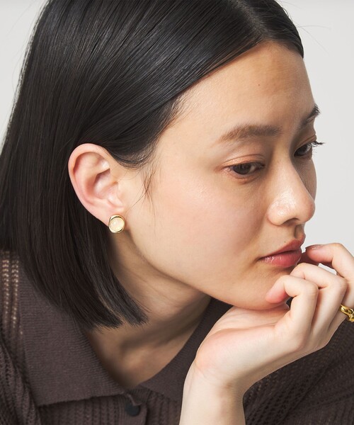 green label relaxing（グリーンレーベルリラクシング）の「オーバルマーブル＆メタルフレーム イヤリング（イヤリング・レディース・オフホワイト/ブラウン系・FREE）」の2枚目の写真