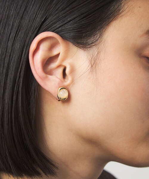 green label relaxing（グリーンレーベルリラクシング）の「オーバルマーブル＆メタルフレーム イヤリング（イヤリング・レディース・オフホワイト/ブラウン系・FREE）」の4枚目の写真