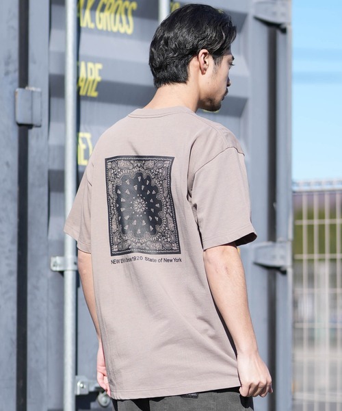 NEW ERA(ニューエラ)の「NEW ERA/ニューエラ 半袖 Tシャツ バックプリント Paisley(Tシャツ/カットソー・メンズ・ホワイト/ライトブラウン/ブラック・M/L/XL/XXL)」の3枚目の写真