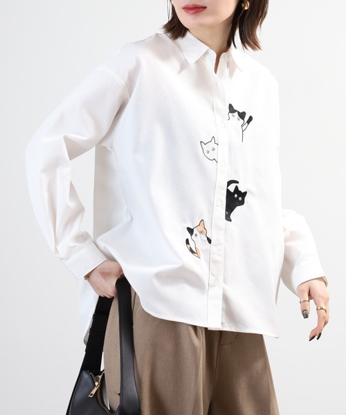 Quelle Chance(ケルシャンス)の「ひょっこり猫刺繍シャツ 長袖(シャツ/ブラウス・レディース・ネイビー系/オフホワイト/ホワイト×ブルー・L/M)」の1枚目の写真