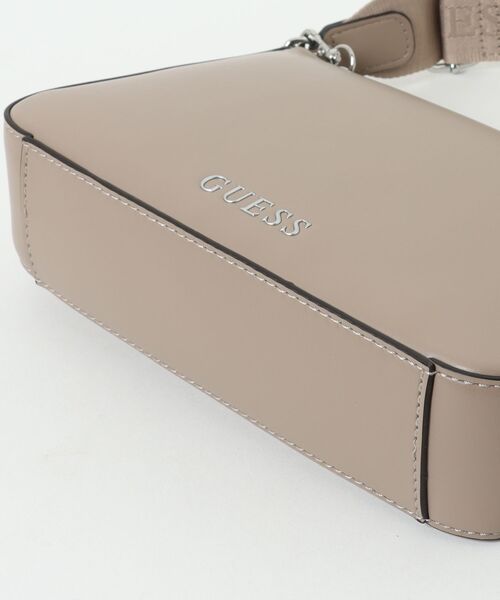 Guess(ゲス)の「【GUESS】ゲス FIORA MINI TOP ZIP ショルダーバッグ(ショルダーバッグ・レディース・ブラック/ベージュ・FREE)」の7枚目の写真