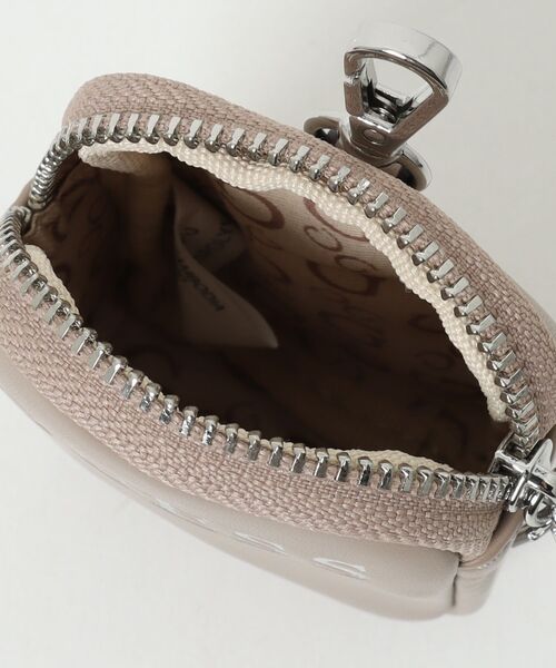 Guess(ゲス)の「【GUESS】ゲス FIORA MINI TOP ZIP ショルダーバッグ(ショルダーバッグ・レディース・ブラック/ベージュ・FREE)」の4枚目の写真