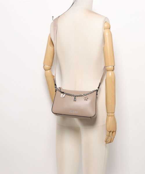 Guess(ゲス)の「【GUESS】ゲス FIORA MINI TOP ZIP ショルダーバッグ(ショルダーバッグ・レディース・ブラック/ベージュ・FREE)」の3枚目の写真