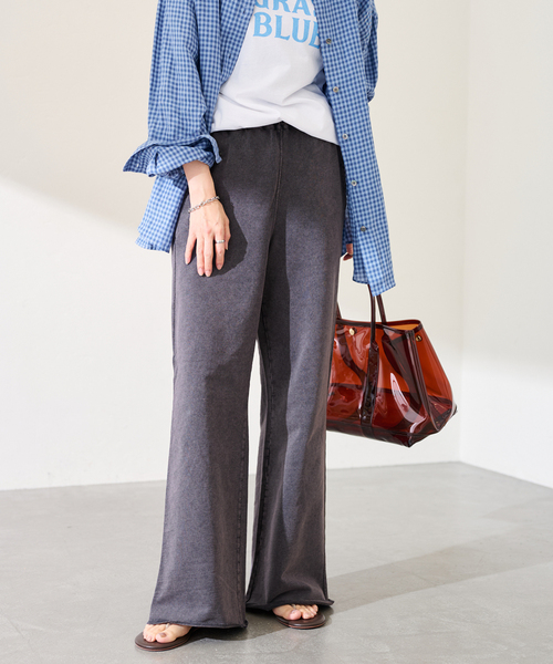 FRAMeWORK（フレームワーク）の「ウェットオゾン加工インレーセミフレアパンツ（スラックス・レディース・ライトグレー/スミクロ・36/38）」の7枚目の写真