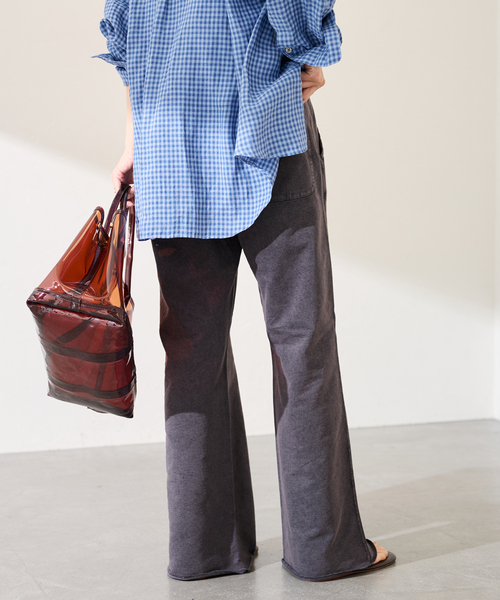 FRAMeWORK（フレームワーク）の「ウェットオゾン加工インレーセミフレアパンツ（スラックス・レディース・ライトグレー/スミクロ・36/38）」の5枚目の写真