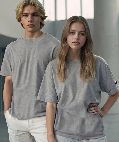 NEWTRAL PRODUCTS（ニュートラルプロダクツ）の「【NEWTRAL】 5.6oz EmblemT（Tシャツ/カットソー・メンズ・ブラック/ライトブルー/スモークピンク/ロイヤルブルー/グレー/ダークグリーン/ホワイト/ライトグレー/レッド/チャコール/ネイビー/ベージュ・S/M/L/LL）」の4枚目の写真