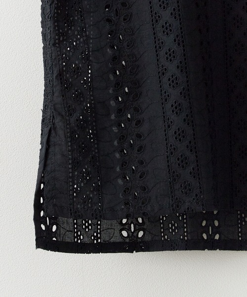 Vincent et Mireille(バンソンエミレイユ)の「Vincent et Mireille/バンソンエミレイユ BOAT NECK BLOUSE ブラウス パンチングレース 2026年 夏 夏服(シャツ/ブラウス・レディース・ホワイト/ブラック・36)」の5枚目の写真